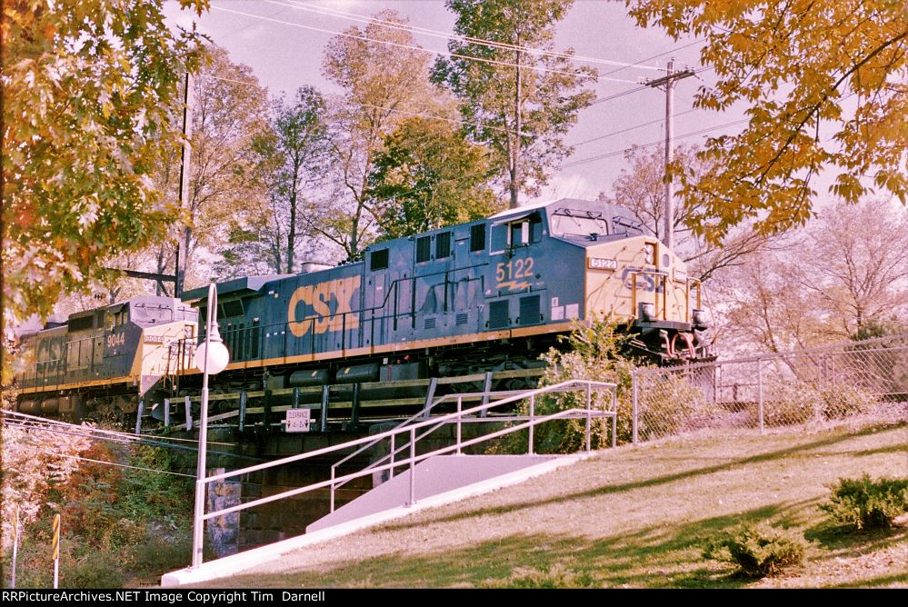 CSX 5122, 9044 on Q301